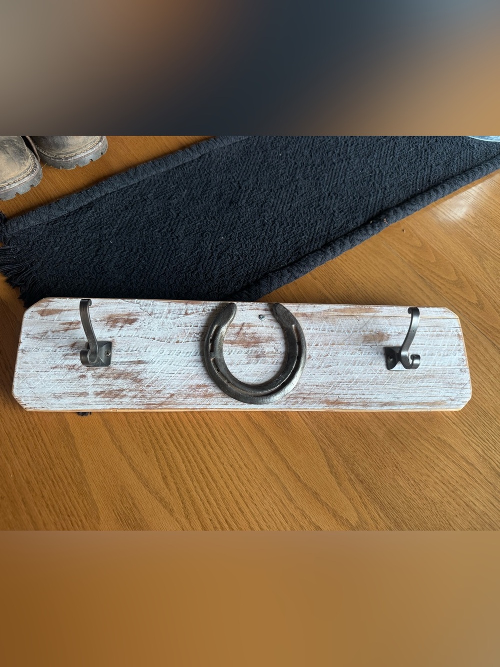 Rustic Whitewashed Wood Wall Hook Rack with Horseshoe Accent